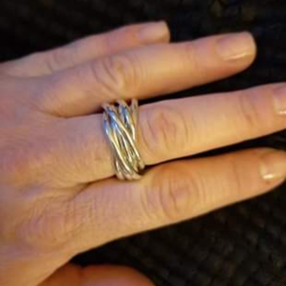 Intertwining ring